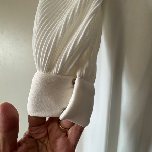 Chic Ivory Wedding Gown with Long Sleeves - Picture 5 of 12